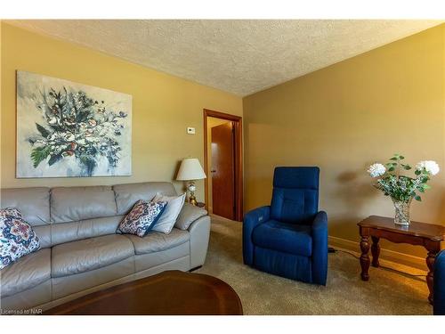 19 Verne Avenue, Welland, ON - Indoor Photo Showing Living Room