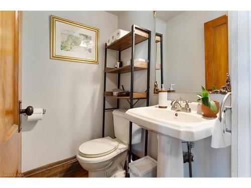 2440 Decew Road, Thorold, ON - Indoor Photo Showing Bathroom