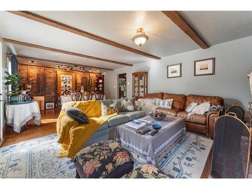 2440 Decew Road, Thorold, ON - Indoor Photo Showing Living Room