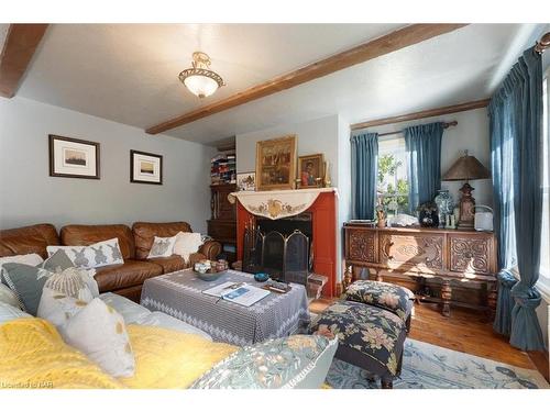 2440 Decew Road, Thorold, ON - Indoor Photo Showing Living Room