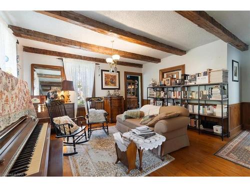 2440 Decew Road, Thorold, ON - Indoor Photo Showing Living Room