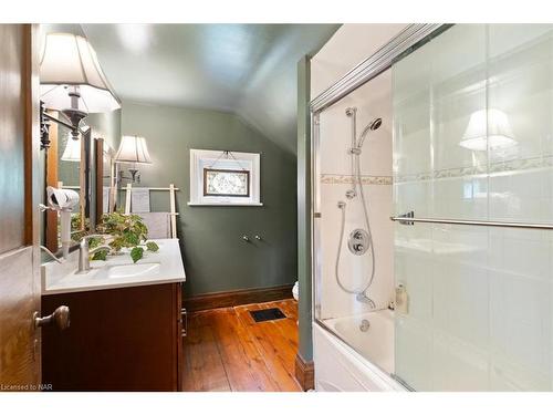 2440 Decew Road, Thorold, ON - Indoor Photo Showing Bathroom