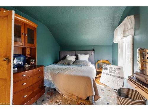 2440 Decew Road, Thorold, ON - Indoor Photo Showing Bedroom