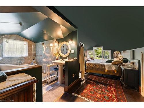 2440 Decew Road, Thorold, ON - Indoor Photo Showing Bedroom