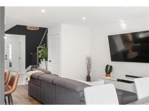 120 Keefer Road, Thorold, ON - Indoor Photo Showing Living Room