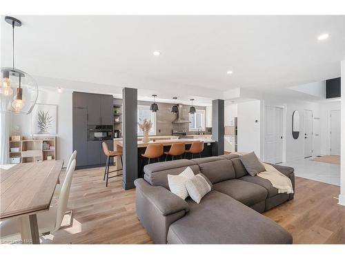 120 Keefer Road, Thorold, ON - Indoor Photo Showing Living Room