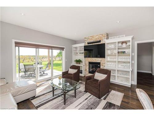 1827 Four Mile Creek Road, Niagara-On-The-Lake, ON - Indoor Photo Showing Living Room With Fireplace