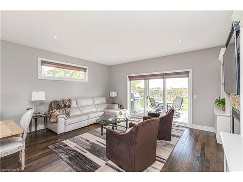 1827 Four Mile Creek Road, Niagara-On-The-Lake, ON - Indoor Photo Showing Living Room