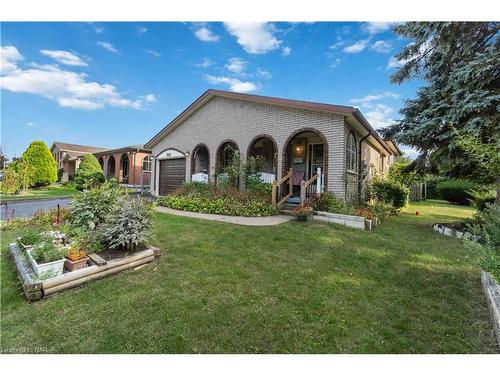 7812 Badger Road, Niagara Falls, ON - Outdoor