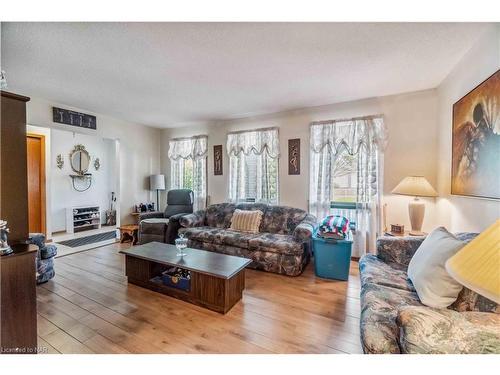 7812 Badger Road, Niagara Falls, ON - Indoor Photo Showing Living Room With Fireplace