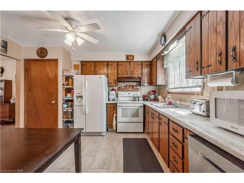 7812 Badger Road, Niagara Falls, ON - Indoor Photo Showing Kitchen With Double Sink