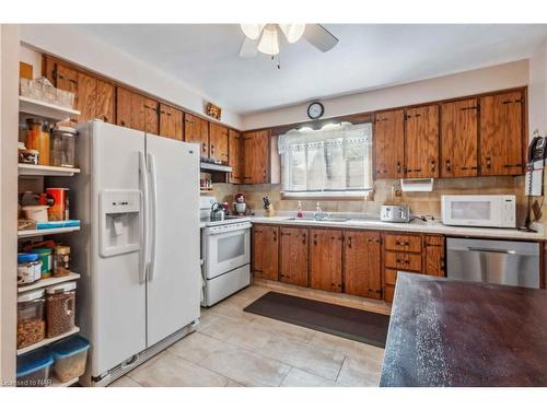 7812 Badger Road, Niagara Falls, ON - Indoor Photo Showing Kitchen