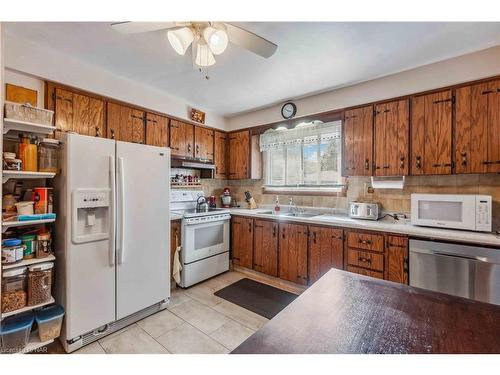 7812 Badger Road, Niagara Falls, ON - Indoor Photo Showing Kitchen