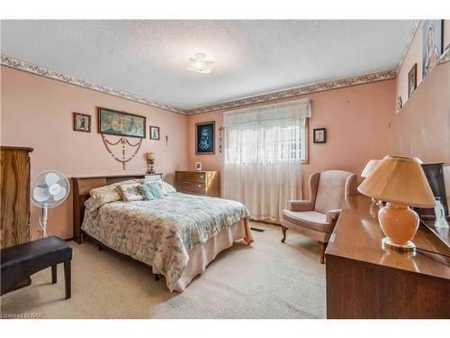 7812 Badger Road, Niagara Falls, ON - Indoor Photo Showing Bedroom