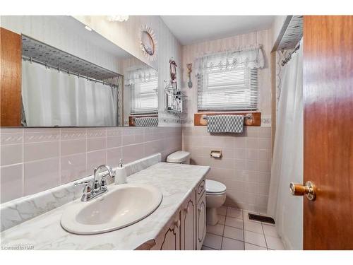 7812 Badger Road, Niagara Falls, ON - Indoor Photo Showing Bathroom