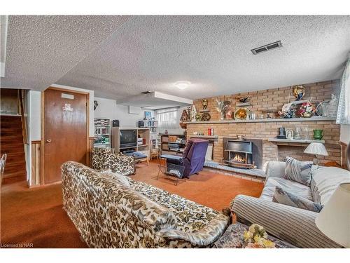 7812 Badger Road, Niagara Falls, ON - Indoor Photo Showing Living Room With Fireplace