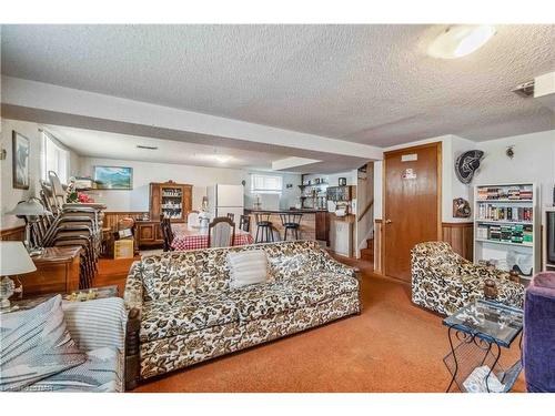 7812 Badger Road, Niagara Falls, ON - Indoor Photo Showing Living Room