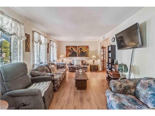 7812 Badger Road, Niagara Falls, ON - Indoor Photo Showing Living Room