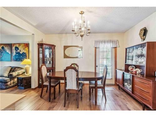 7812 Badger Road, Niagara Falls, ON - Indoor Photo Showing Dining Room