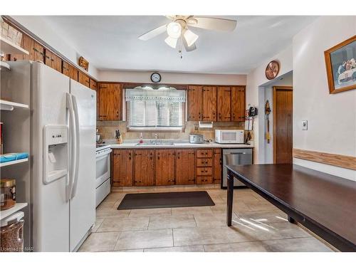 7812 Badger Road, Niagara Falls, ON - Indoor Photo Showing Kitchen With Double Sink