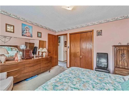 7812 Badger Road, Niagara Falls, ON - Indoor Photo Showing Bedroom