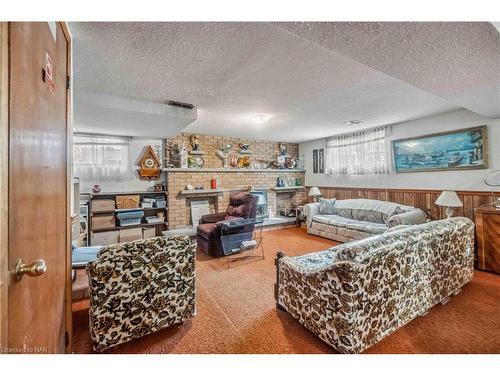 7812 Badger Road, Niagara Falls, ON - Indoor Photo Showing Living Room