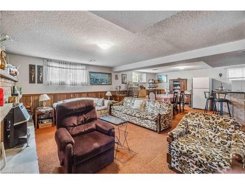 7812 Badger Road, Niagara Falls, ON - Indoor Photo Showing Living Room