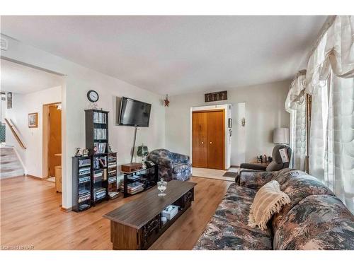 7812 Badger Road, Niagara Falls, ON - Indoor Photo Showing Living Room