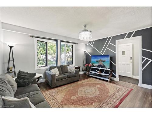 8 Canterbury Drive, St. Catharines, ON - Indoor Photo Showing Living Room