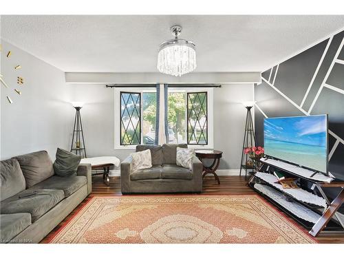 8 Canterbury Drive, St. Catharines, ON - Indoor Photo Showing Living Room