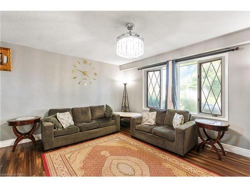 8 Canterbury Drive, St. Catharines, ON - Indoor Photo Showing Living Room