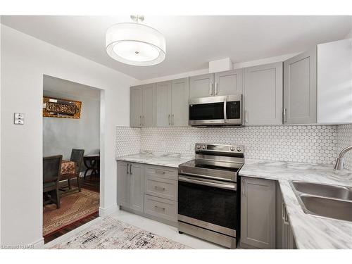 8 Canterbury Drive, St. Catharines, ON - Indoor Photo Showing Kitchen With Double Sink With Upgraded Kitchen