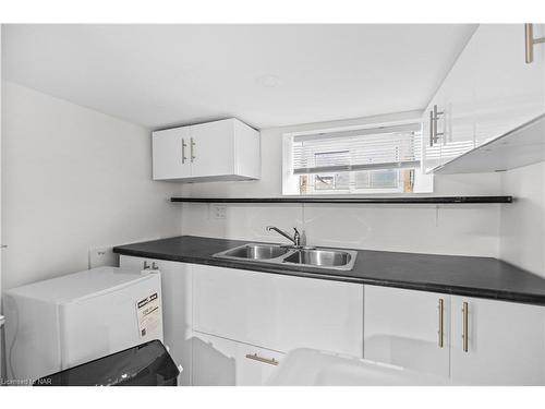 5707 Brookfield Avenue, Niagara Falls, ON - Indoor Photo Showing Kitchen With Double Sink