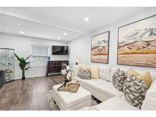 5707 Brookfield Avenue, Niagara Falls, ON - Indoor Photo Showing Living Room