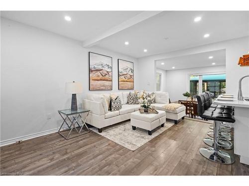 5707 Brookfield Avenue, Niagara Falls, ON - Indoor Photo Showing Living Room