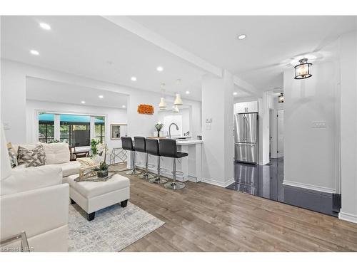 5707 Brookfield Avenue, Niagara Falls, ON - Indoor Photo Showing Living Room