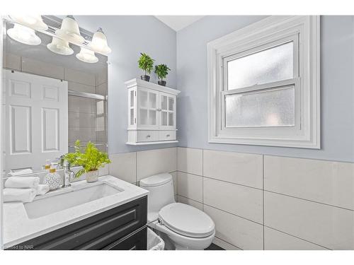 5707 Brookfield Avenue, Niagara Falls, ON - Indoor Photo Showing Bathroom