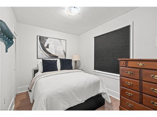 5707 Brookfield Avenue, Niagara Falls, ON - Indoor Photo Showing Bedroom