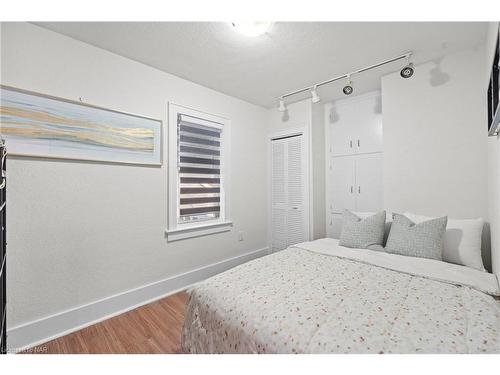 5707 Brookfield Avenue, Niagara Falls, ON - Indoor Photo Showing Bedroom