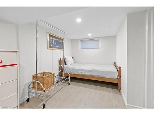 5707 Brookfield Avenue, Niagara Falls, ON - Indoor Photo Showing Bedroom