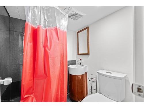 5707 Brookfield Avenue, Niagara Falls, ON - Indoor Photo Showing Bathroom