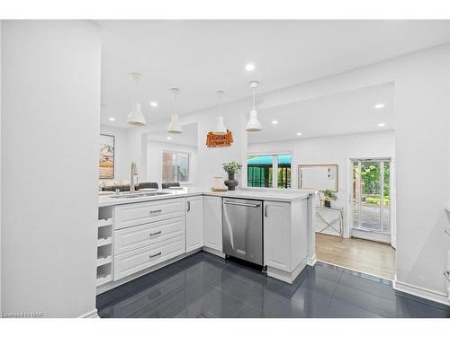 5707 Brookfield Avenue, Niagara Falls, ON - Indoor Photo Showing Kitchen