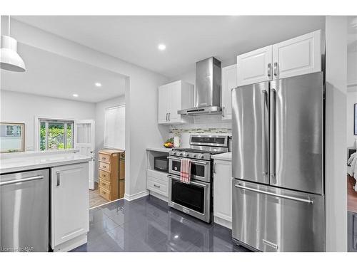 5707 Brookfield Avenue, Niagara Falls, ON - Indoor Photo Showing Kitchen