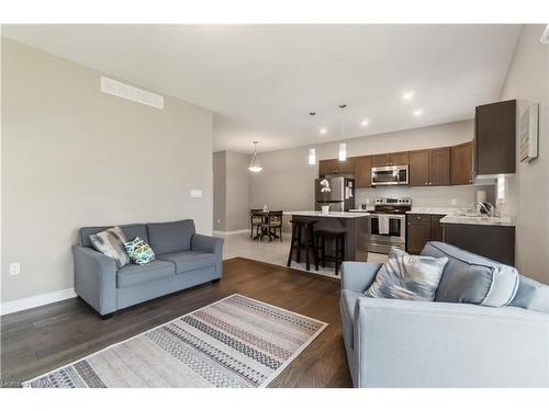 24 Lamb Crescent, Thorold, ON - Indoor Photo Showing Living Room