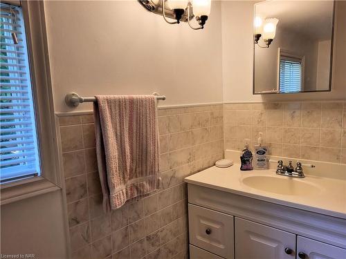 380 Washington Road, Fort Erie, ON - Indoor Photo Showing Bathroom