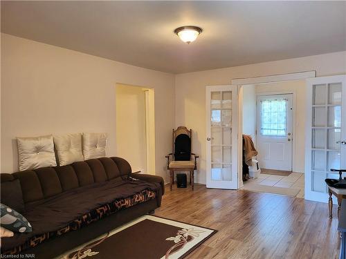 380 Washington Road, Fort Erie, ON - Indoor Photo Showing Living Room