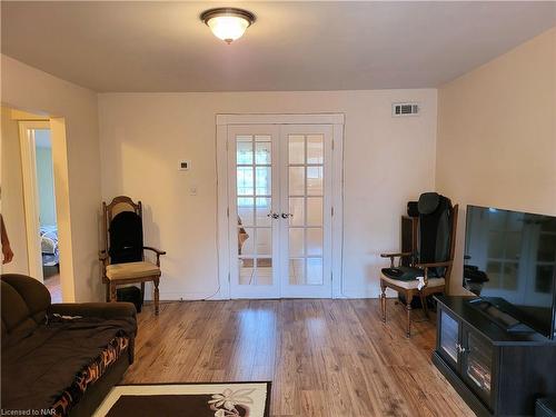 380 Washington Road, Fort Erie, ON - Indoor Photo Showing Living Room