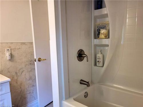 380 Washington Road, Fort Erie, ON - Indoor Photo Showing Bathroom