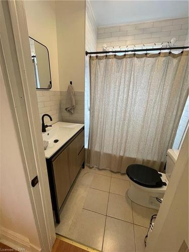 5777 Spring Street, Niagara Falls, ON - Indoor Photo Showing Bathroom