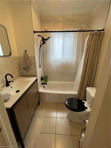 5777 Spring Street, Niagara Falls, ON - Indoor Photo Showing Bathroom